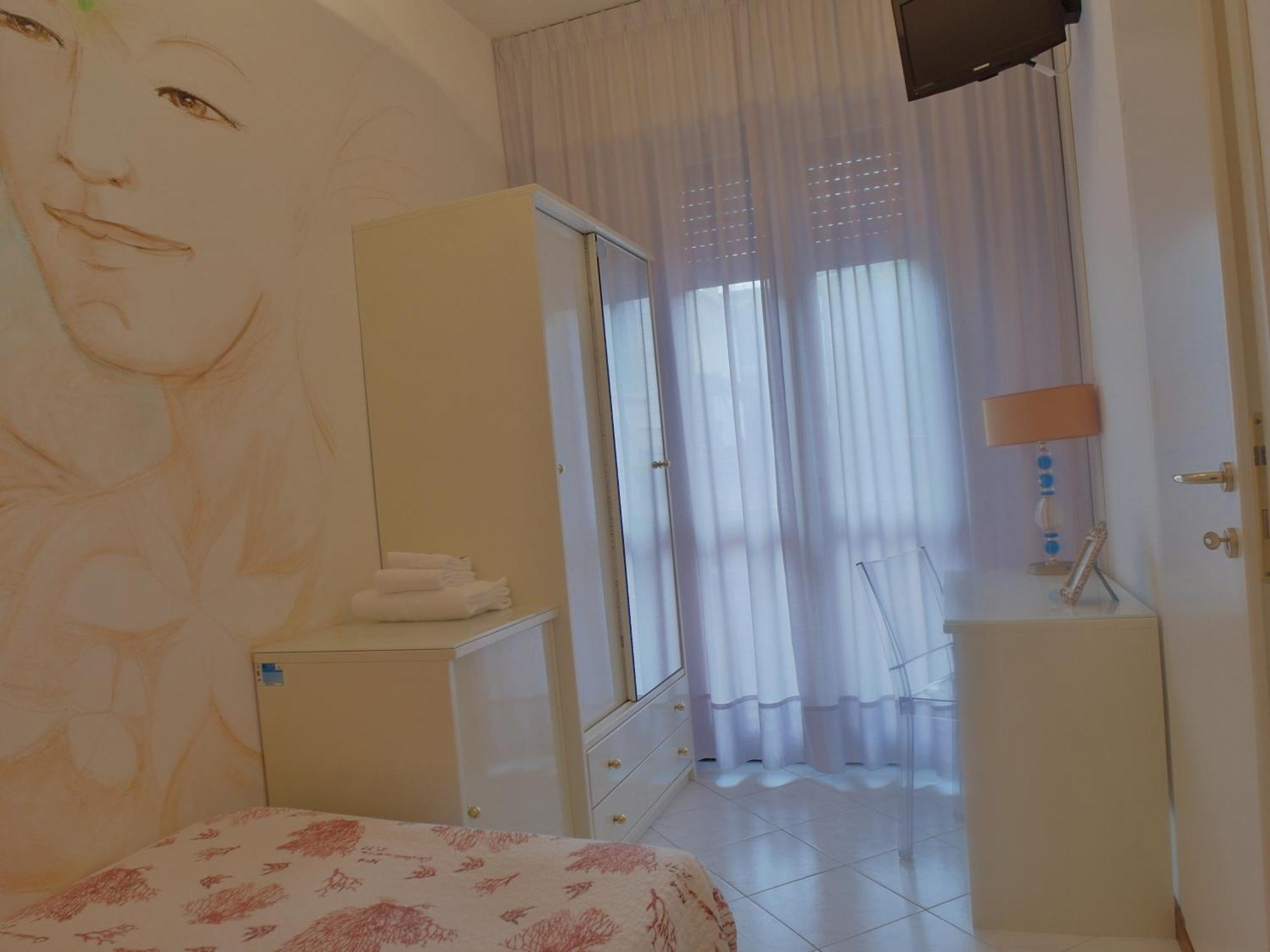 Hotel Julia Лидо дели Естенси Екстериор снимка