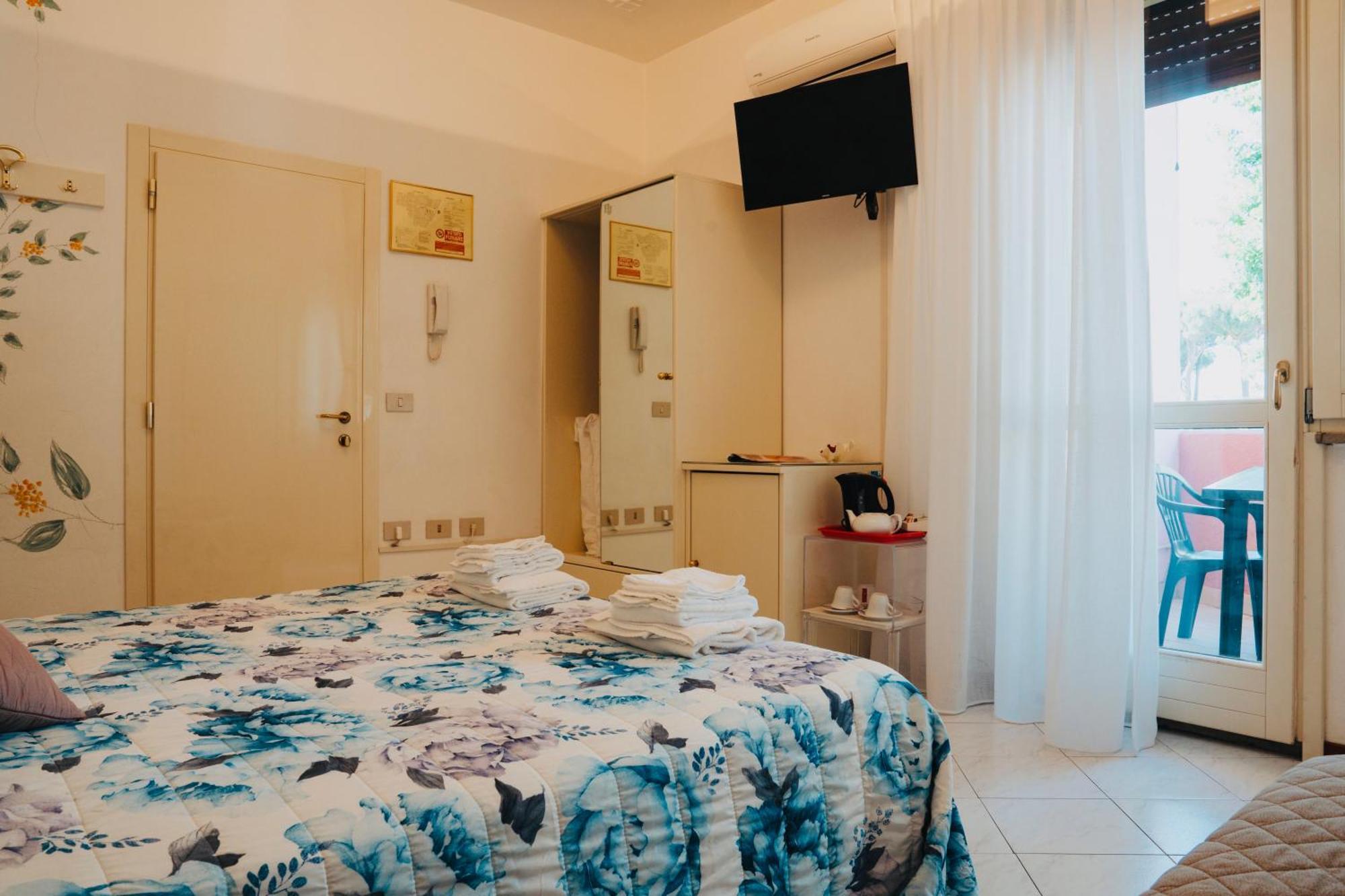 Hotel Julia Лидо дели Естенси Екстериор снимка