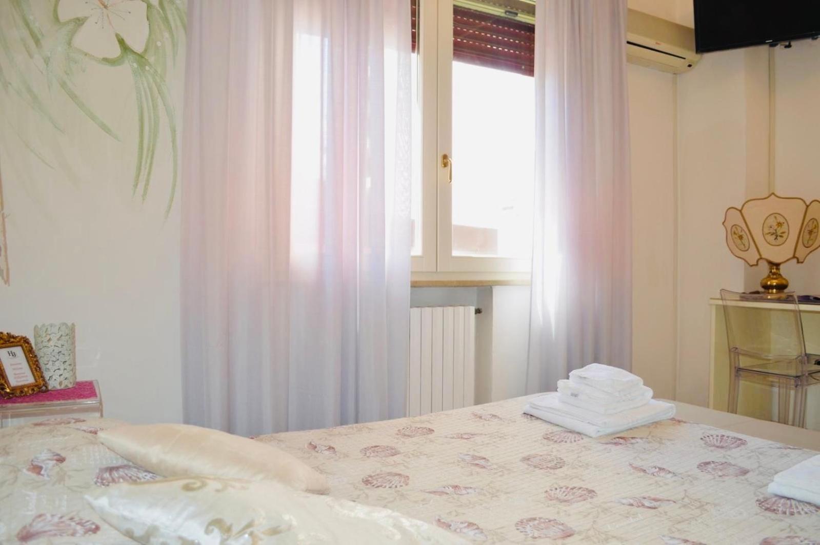 Hotel Julia Лидо дели Естенси Екстериор снимка