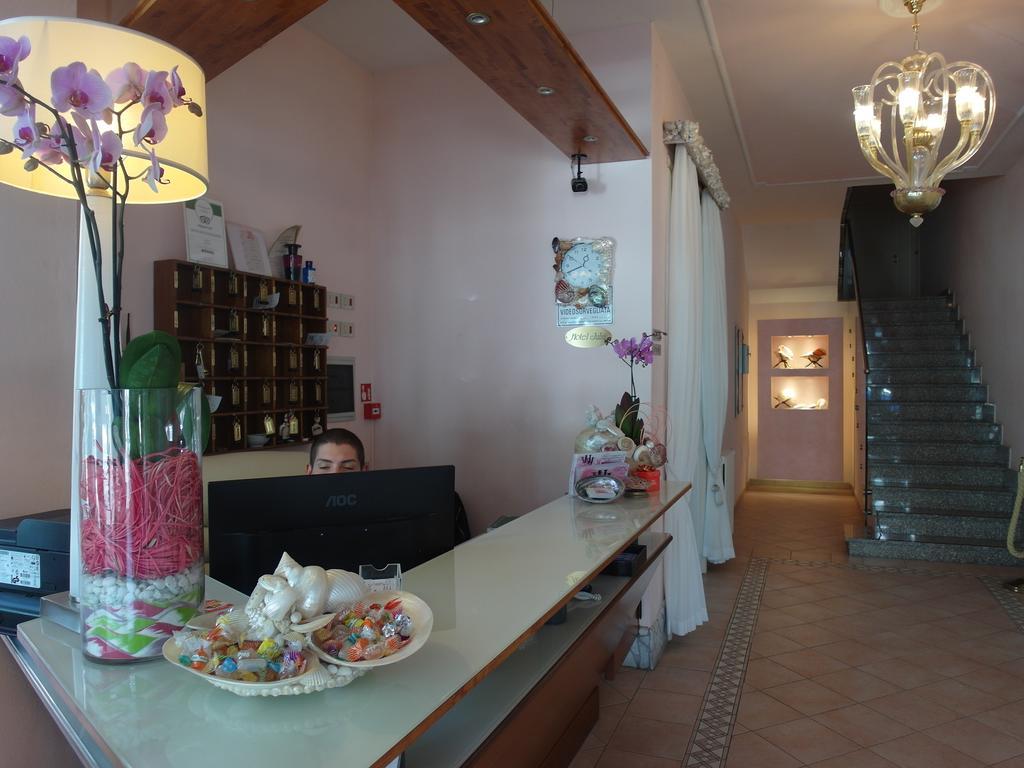 Hotel Julia Лидо дели Естенси Екстериор снимка
